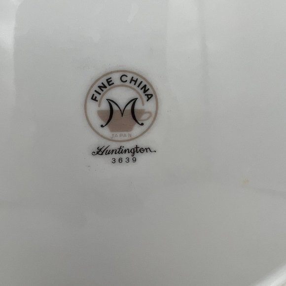 Fine China of Japan Huntington Dinner Plate 10.5" White Flowers Platinum Trim - Picture 5 of 5